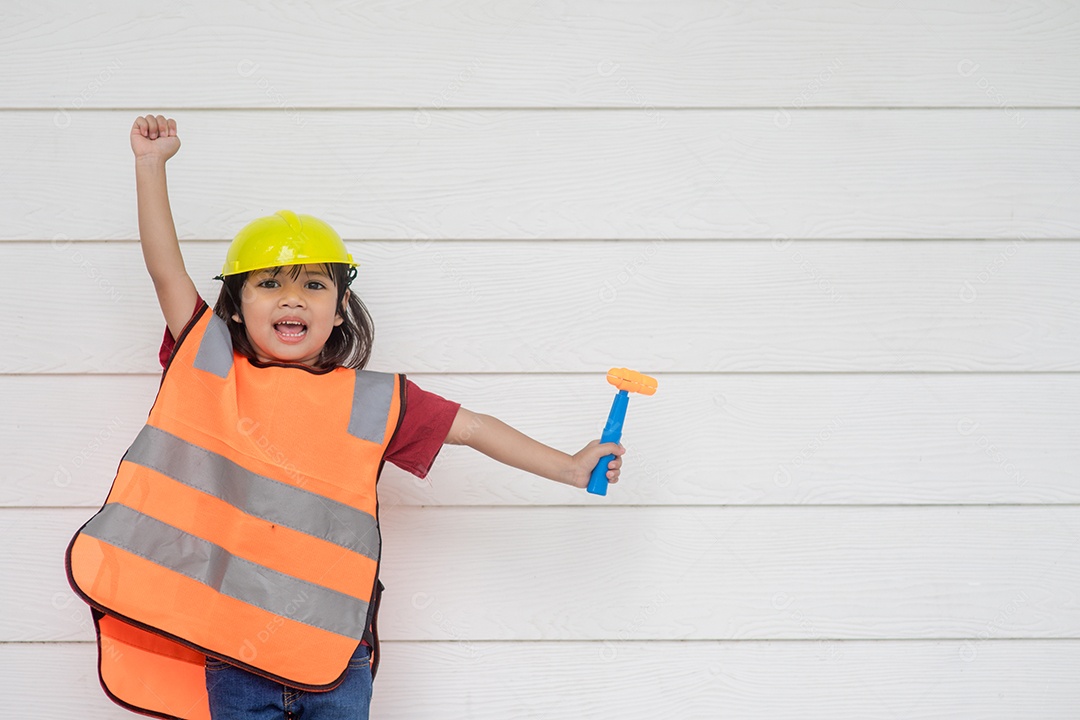 Menina asiática fingindo ser um trabalhadora da construção civil