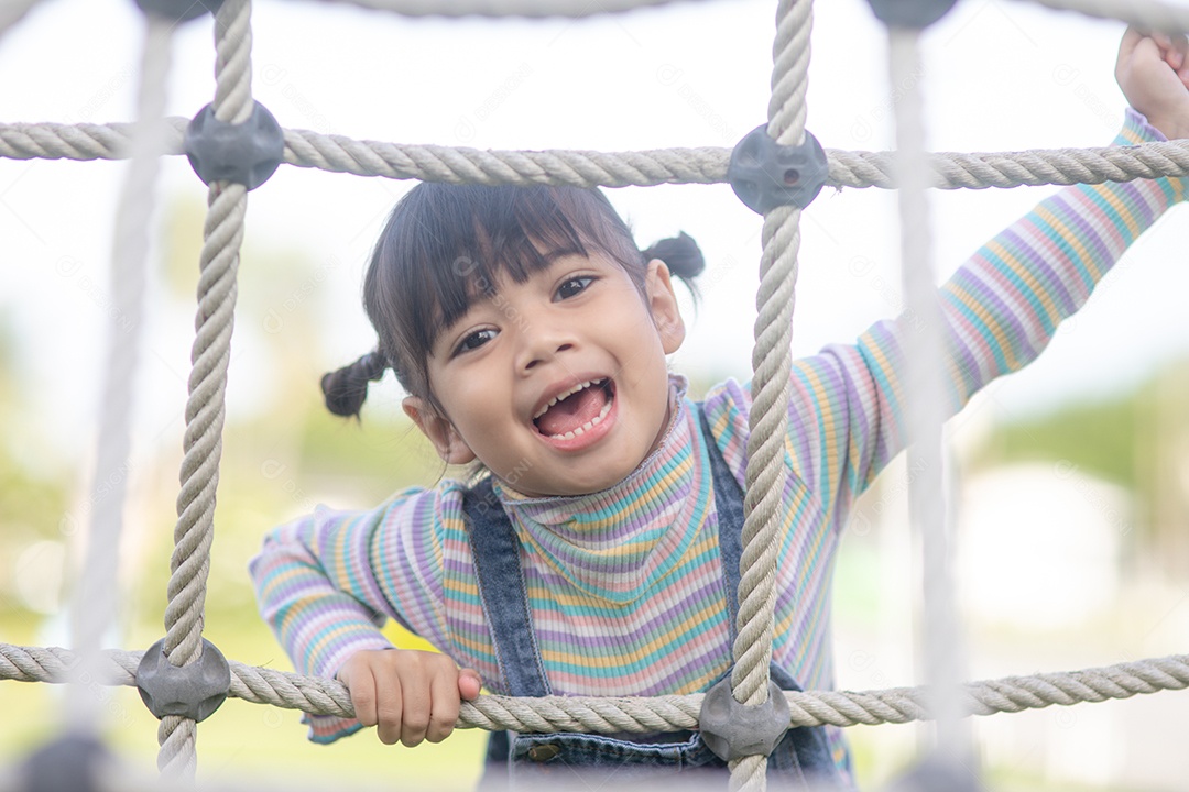 Menina asiática feliz se divertindo no parque