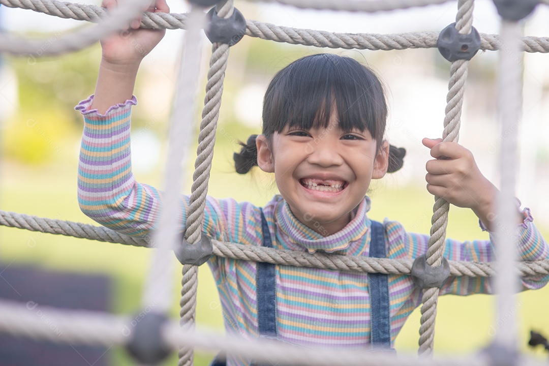Menina asiática feliz se divertindo no parque