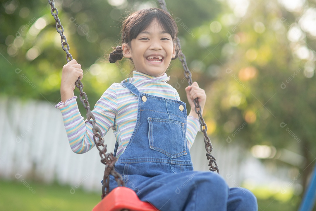 Menina asiática feliz se divertindo no parque