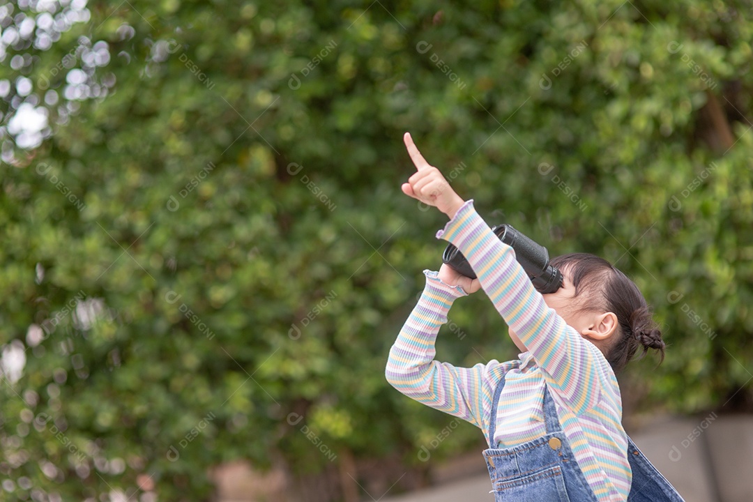Criança feliz olhando para frente. Criança sorridente com a luneta. Viagem