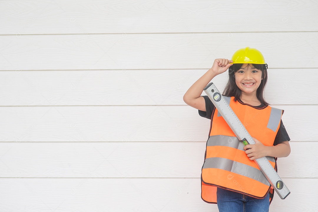 Garota asiática vestindo camisas reflexivas e um chapéu amarelo