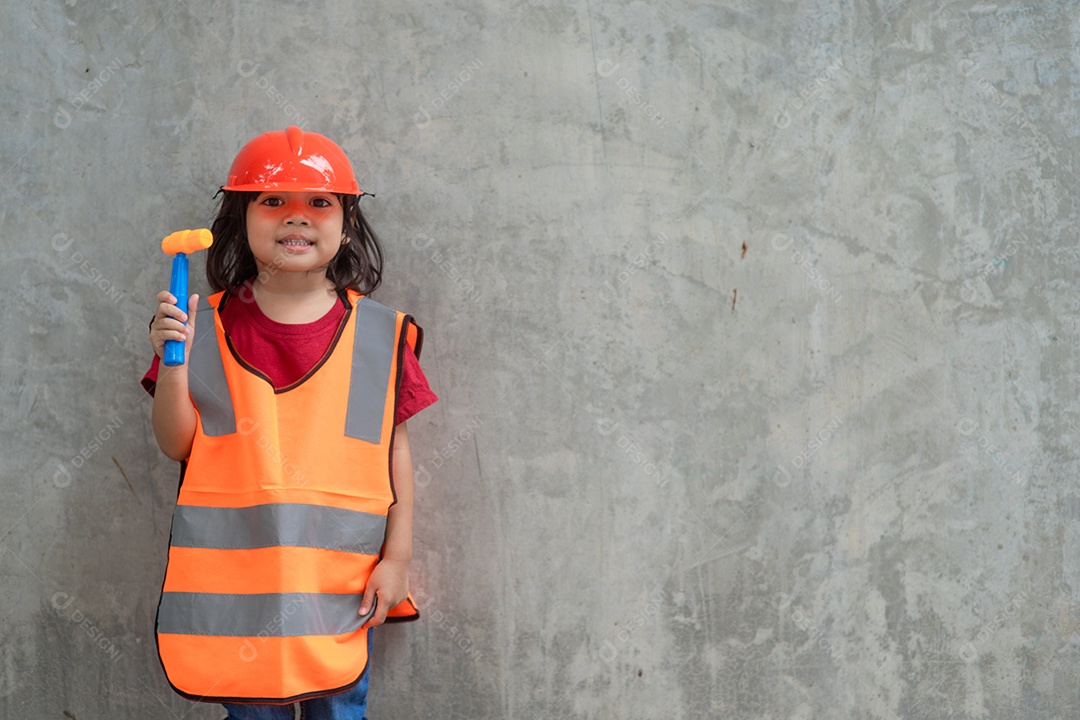 Garota asiática vestindo camisas reflexivas e um capacete vermelho