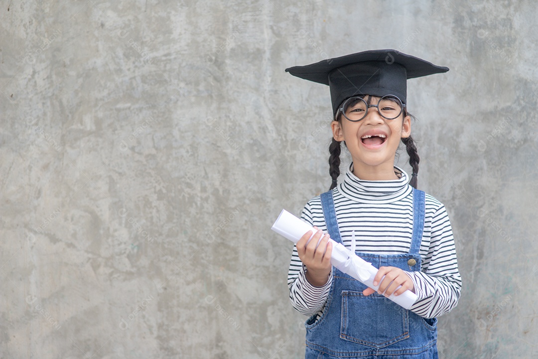 Menina asiática vestindo um boné de formatura e segurando o diploma