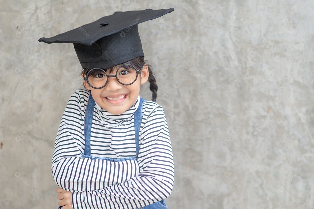 Menina asiática vestindo um boné de formatura e segurando o diploma