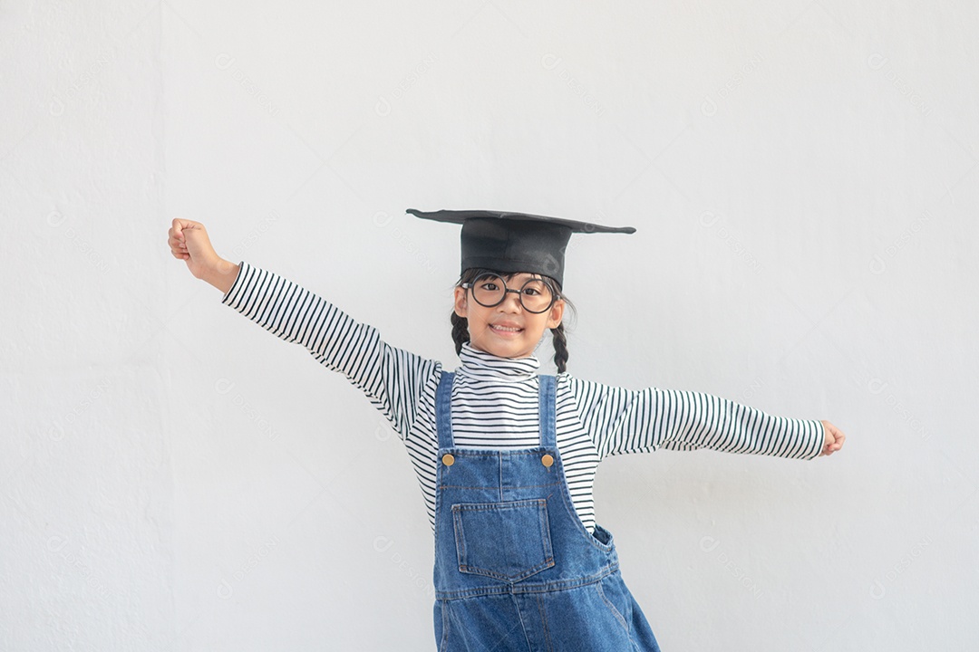 Menina asiática vestindo um boné de formatura e segurando o diploma em fundo branco