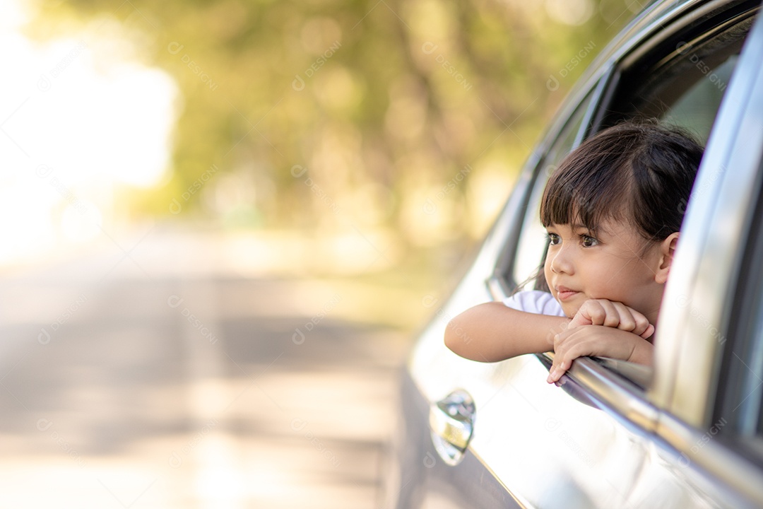 Menina asiática bonita se divertindo para viajar de carro