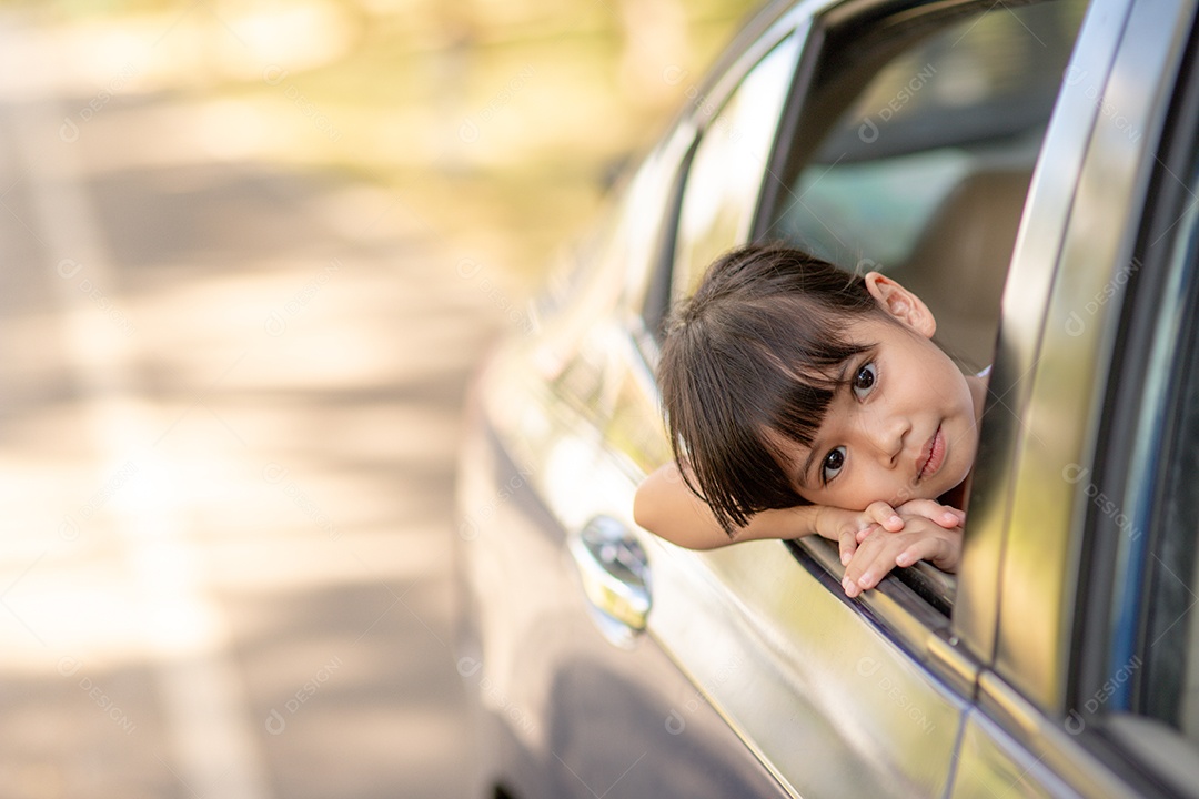 Menina asiática bonita se divertindo para viajar de carro