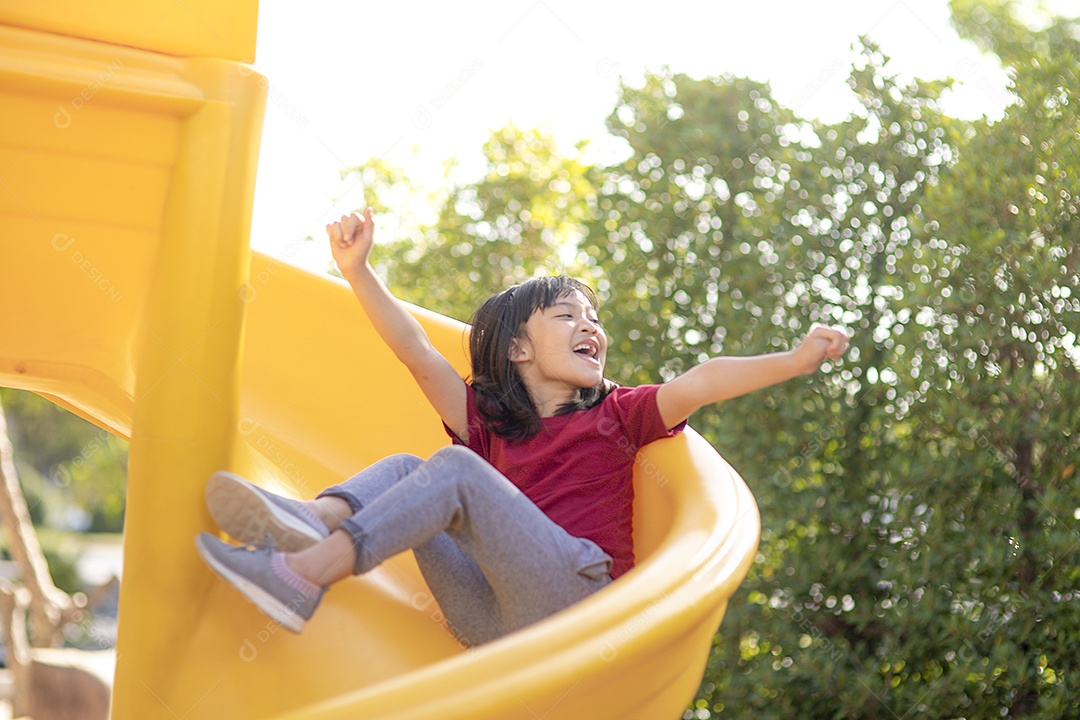 Menina asiática feliz se divertindo no parque