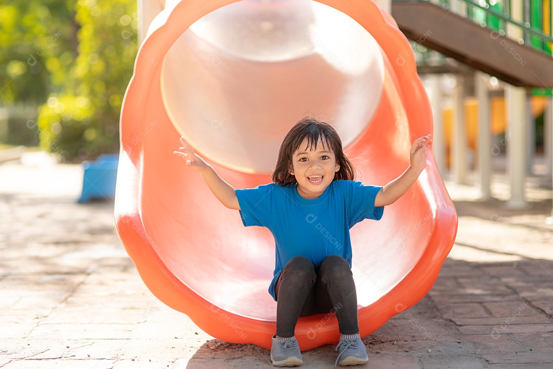 Menina asiática feliz se divertindo no parque