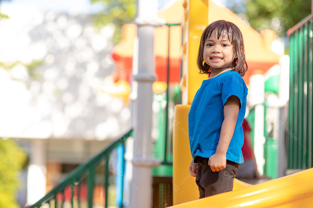 Menina asiática feliz se divertindo no parque