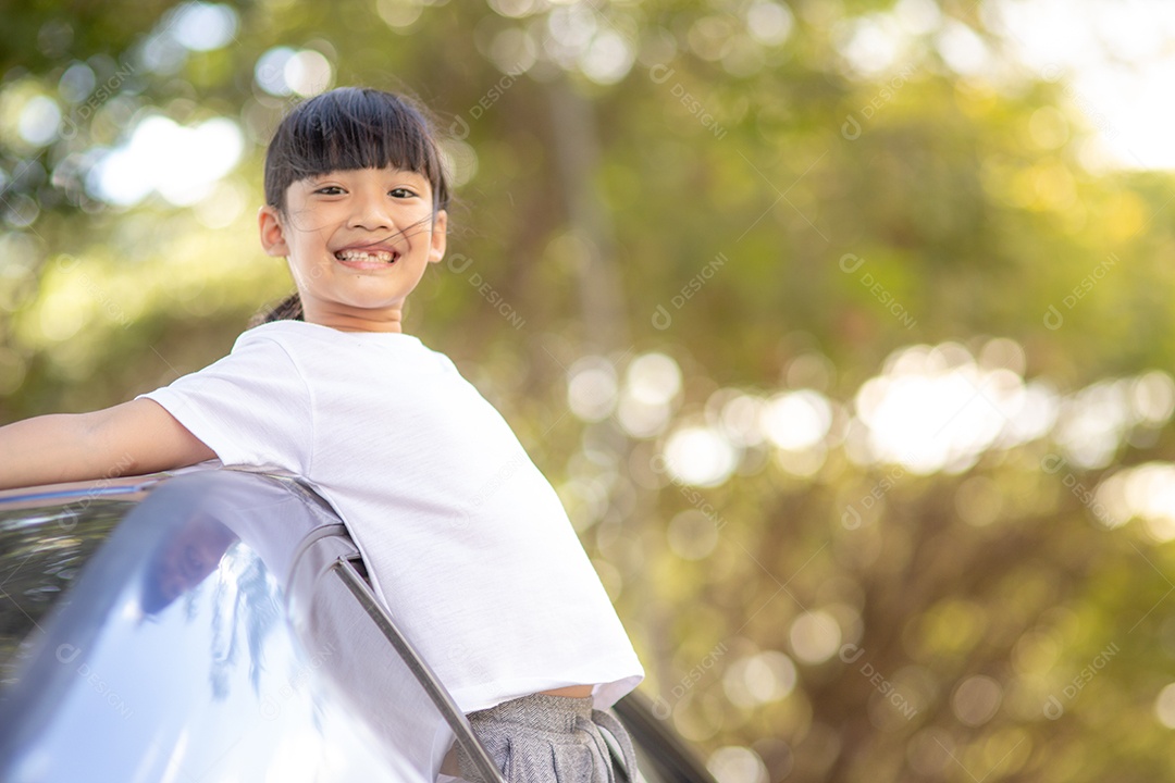 Menina asiática feliz se divertindo no parque