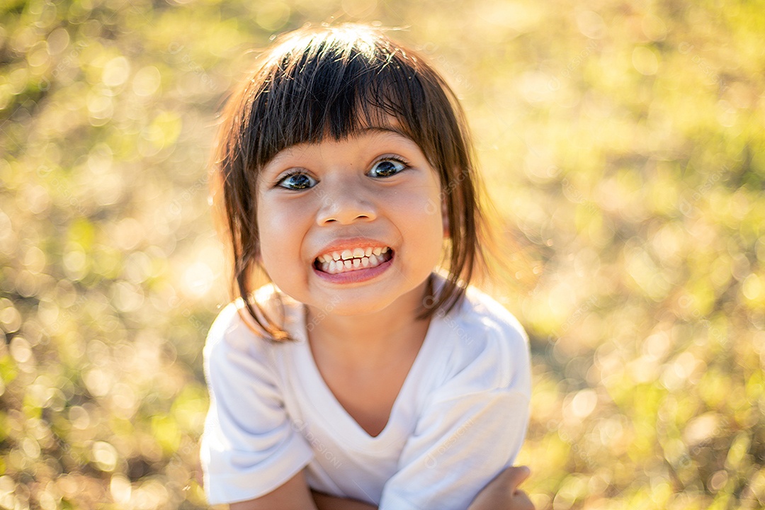 Menina asiática feliz se divertindo no parque