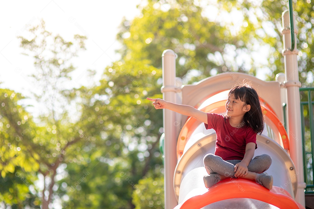 Menina asiática feliz se divertindo no parque