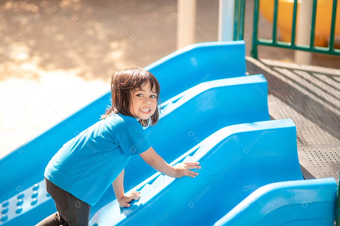 Menina asiática feliz se divertindo no parque