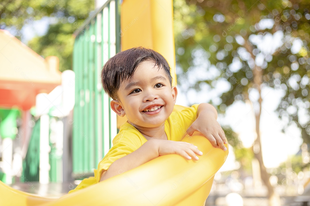 Menino asiático feliz se divertindo no parque