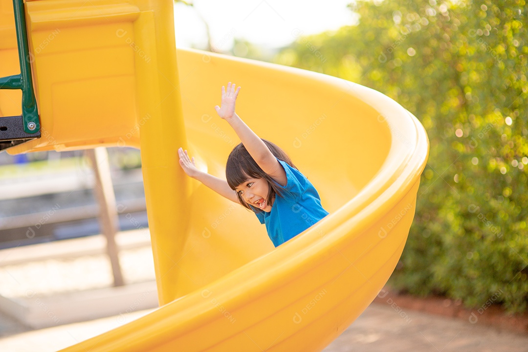 Menina jovem brincando sobre parque criança