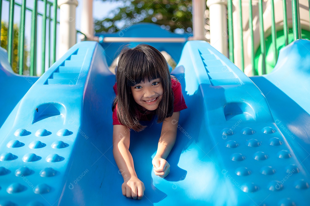 Menina asiática feliz se divertindo no parque