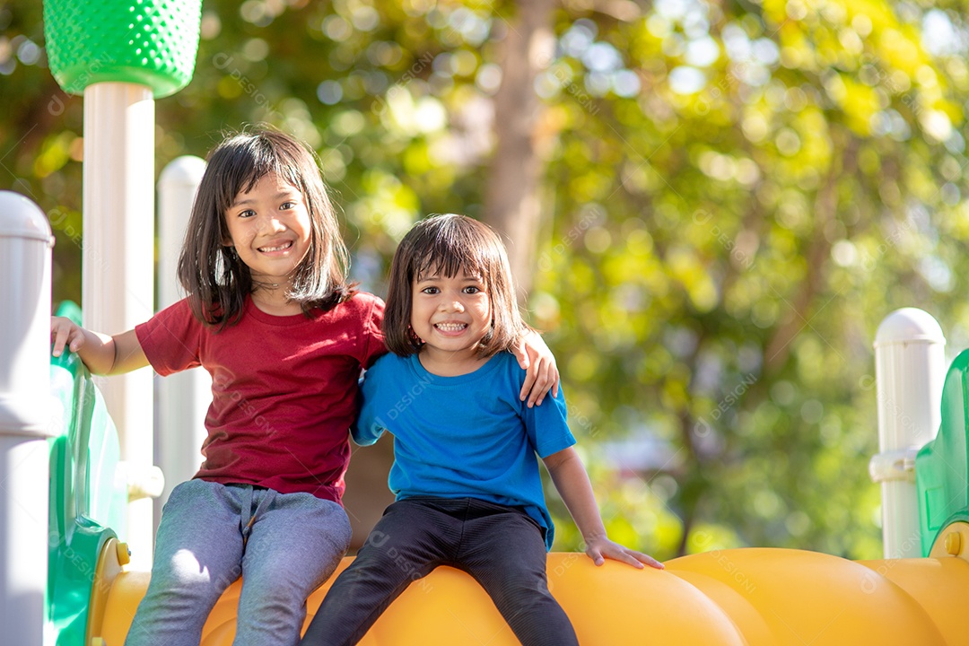 Meninas asiáticas irmãs feliz se divertindo no parque