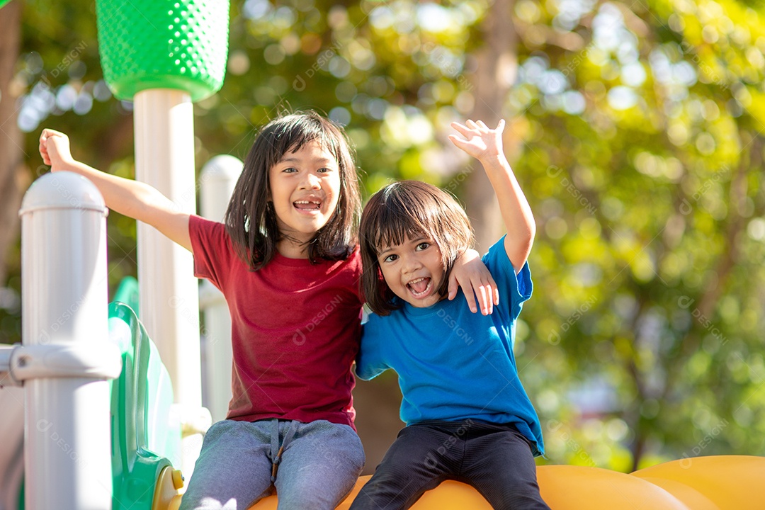 Meninas asiáticas feliz se divertindo no parque