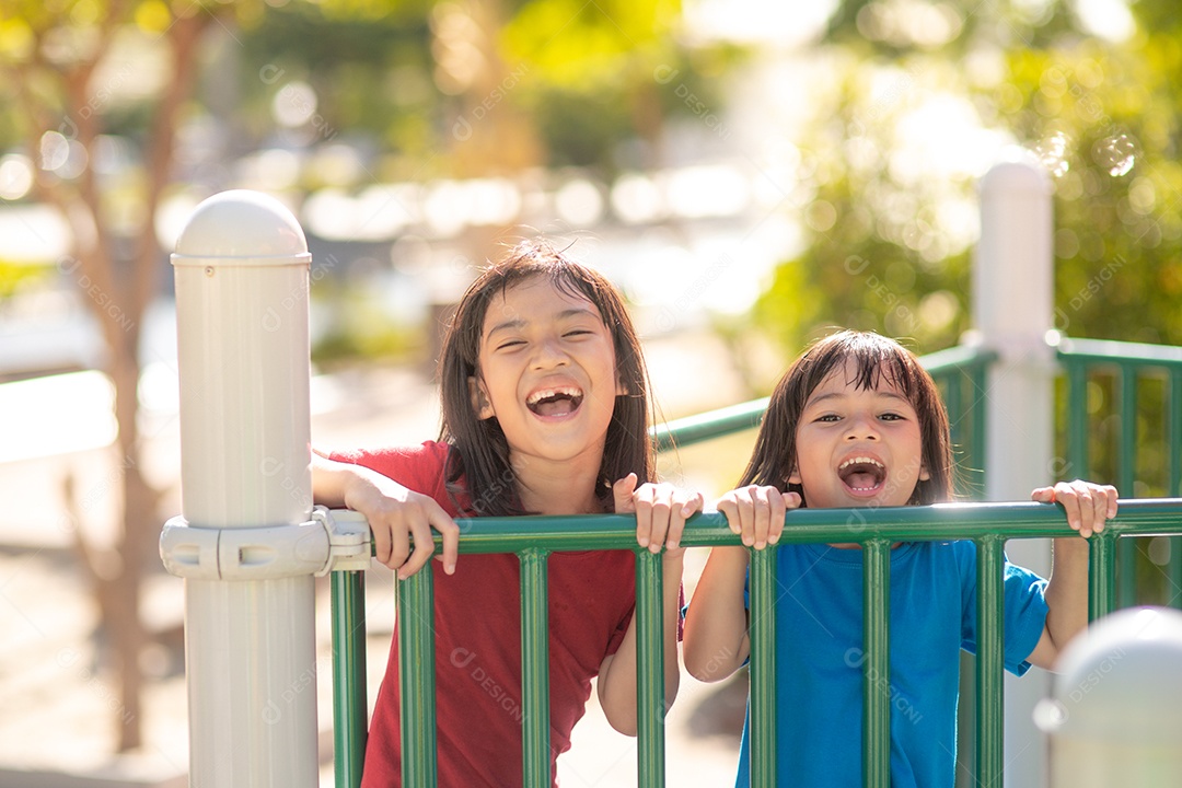 Meninas asiáticas feliz se divertindo no parque