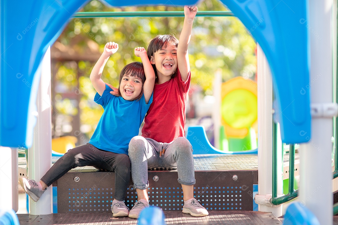 Meninas asiáticas feliz se divertindo no parque