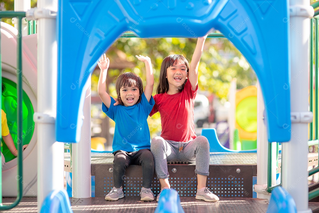 Meninas asiáticas feliz se divertindo no parque