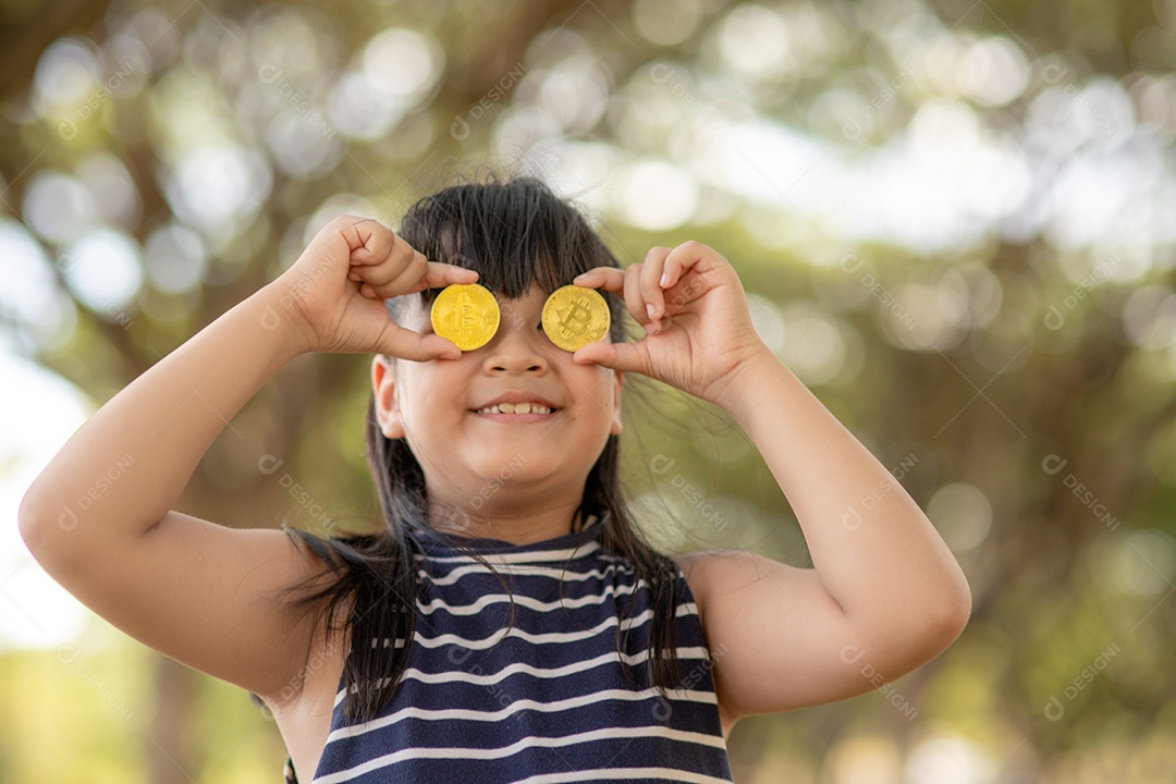 Menina asiática segurando dinheiro digital bitcoin. Conceito de fácil