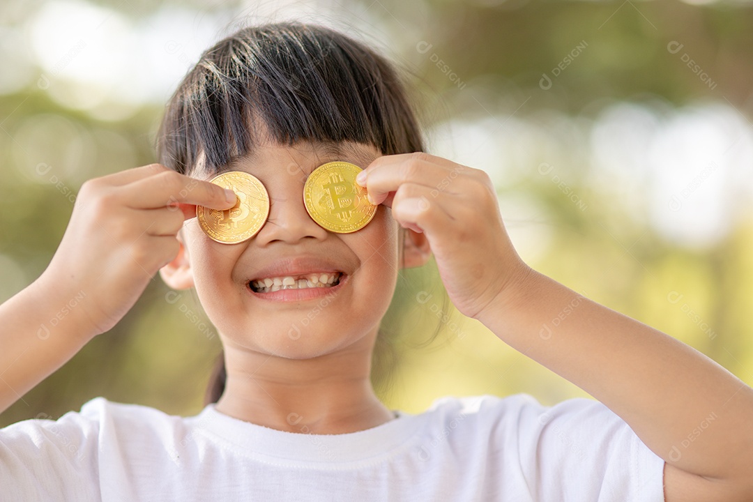 Menina asiática segurando dinheiro digital bitcoin. Conceito de fácil
