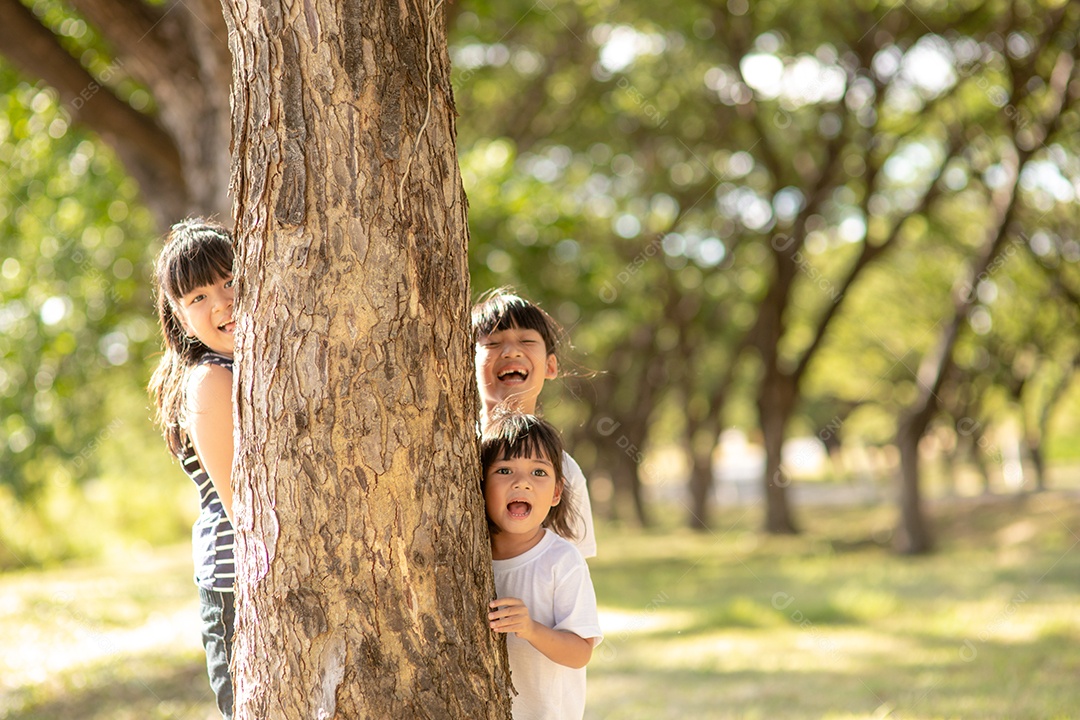 Menina está brincando de esconde-esconde no parque