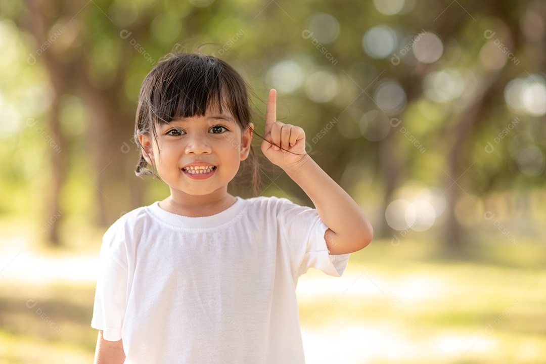 Menina asiática feliz se divertindo no parque