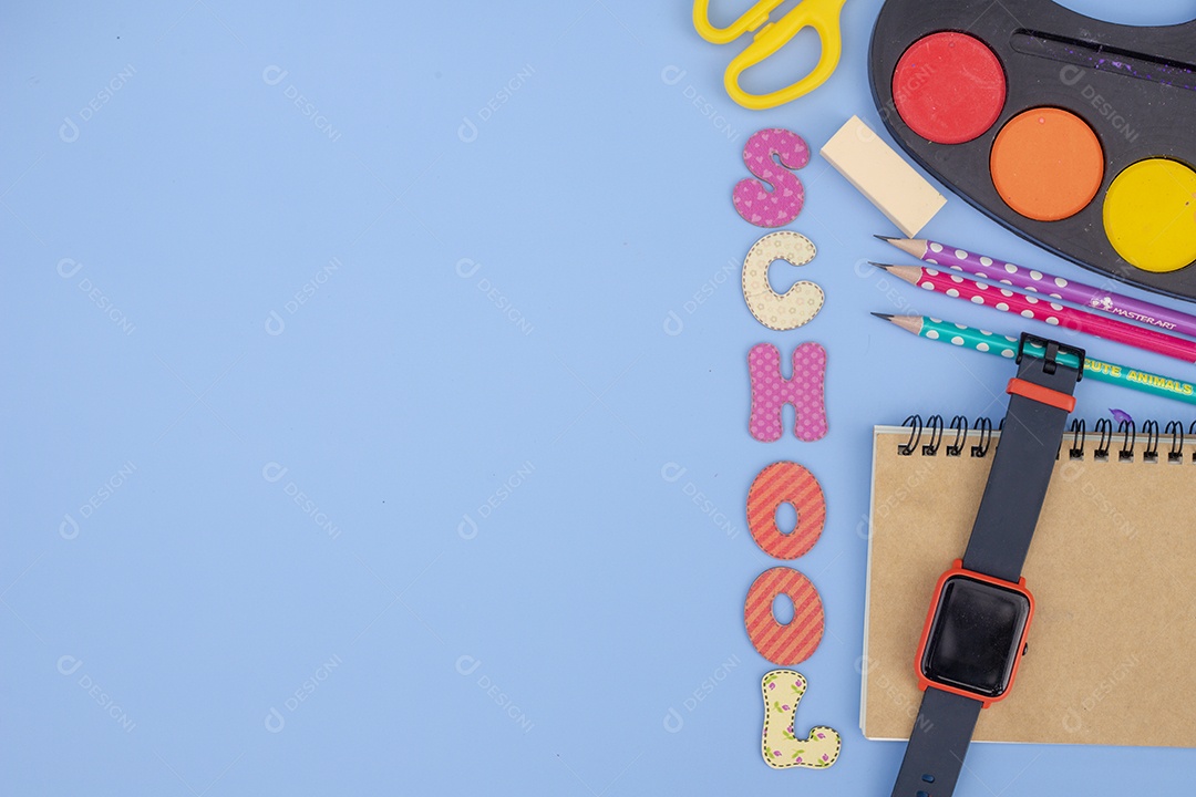 Acessório de papelaria em fundo azul. Material escolar, lápis