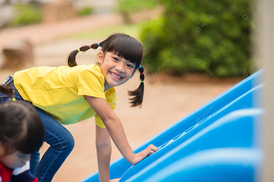 Linda menina sobre parquinho feliz e sorridente