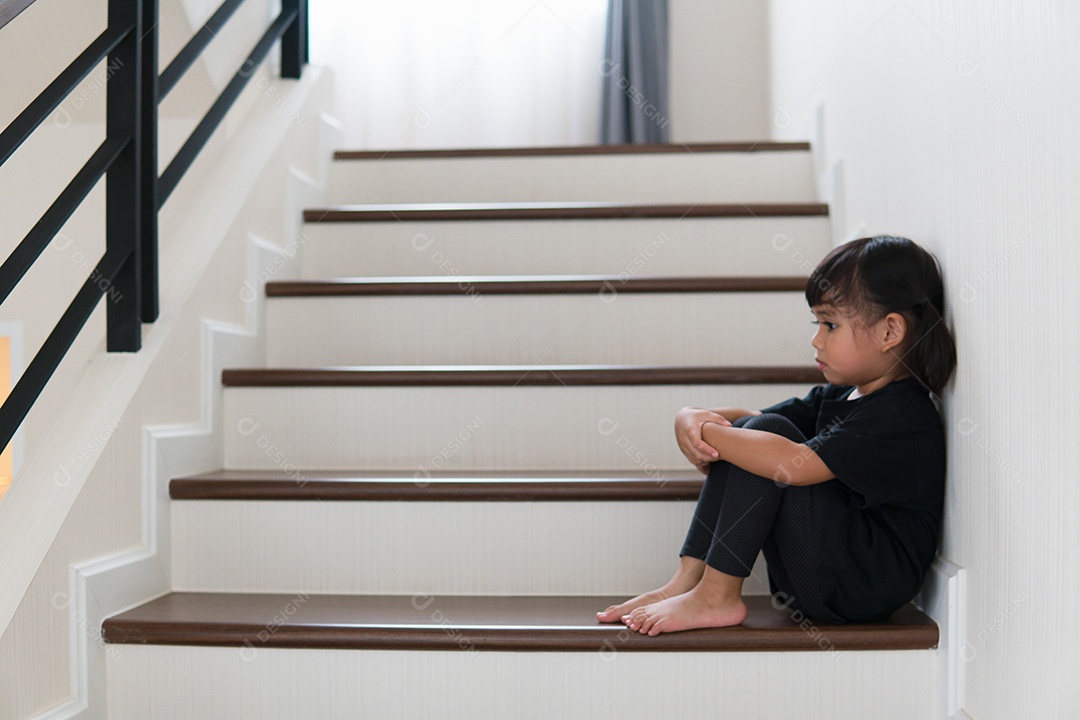Criança triste deste pai e mãe discutindo, conceito negativo familiar.