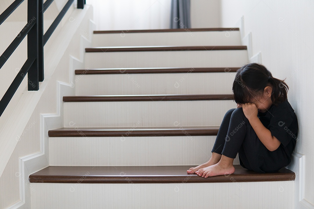 Criança triste deste pai e mãe discutindo, conceito negativo familiar.