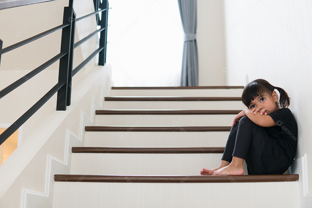 Criança triste deste pai e mãe discutindo, conceito negativo familiar.