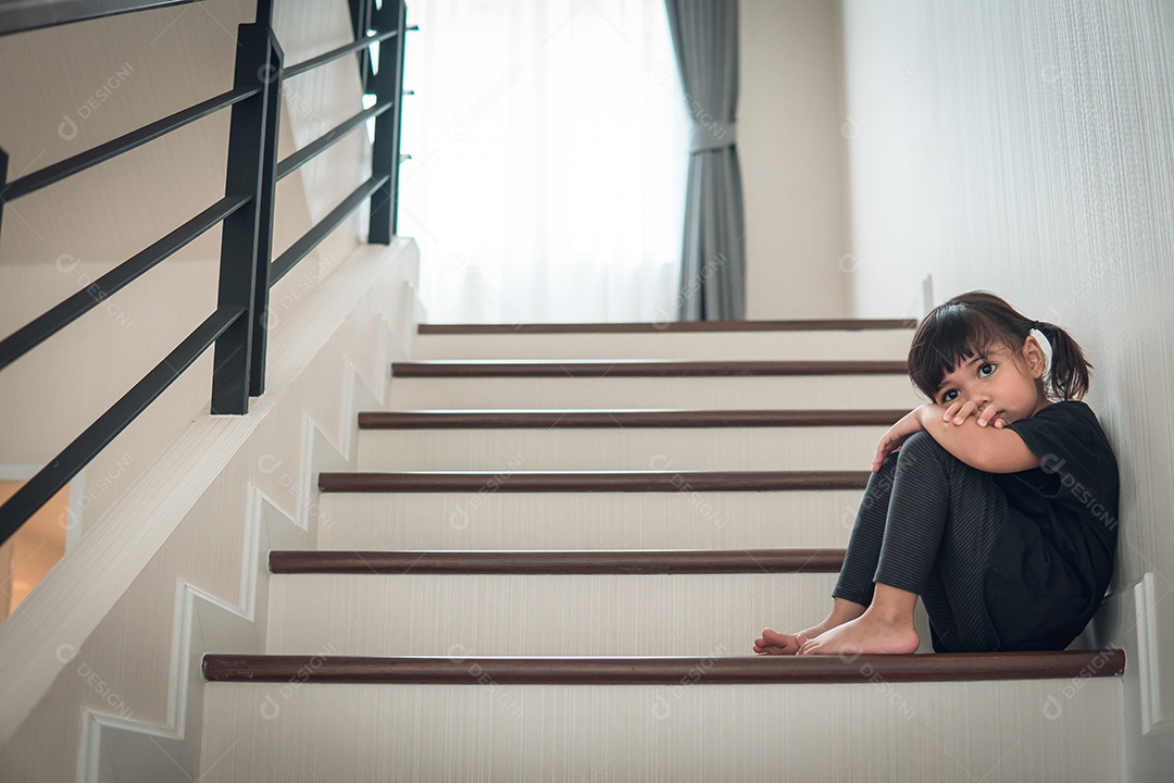 Criança triste deste pai e mãe discutindo, conceito negativo familiar.