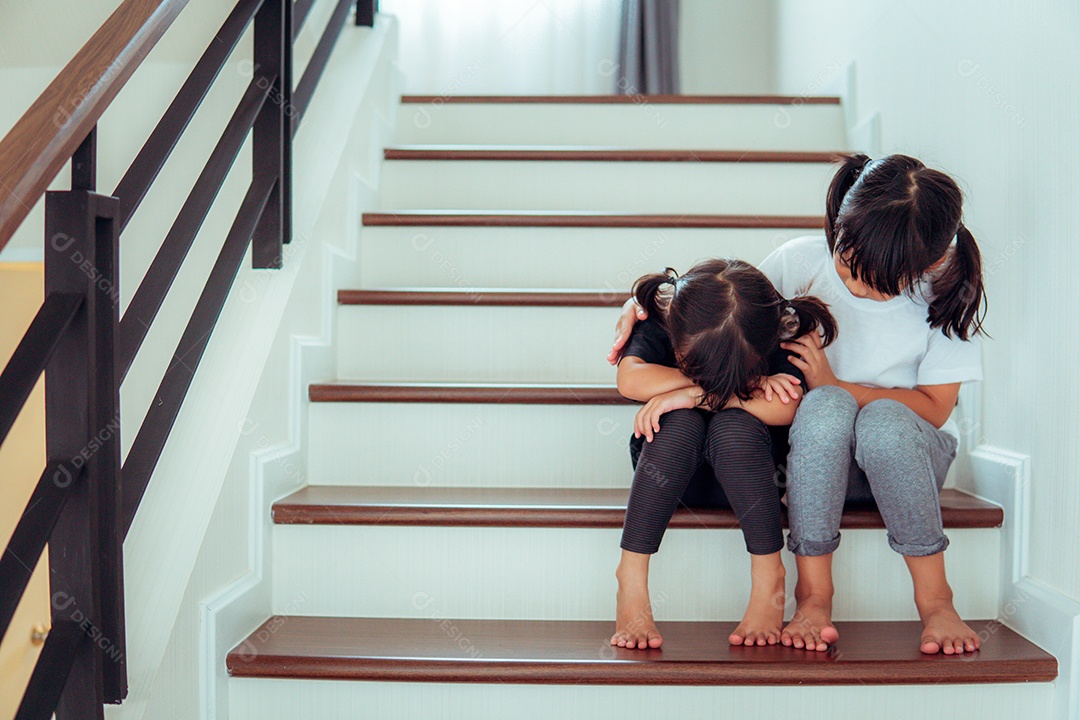 Menina confortando sua irmã em casa