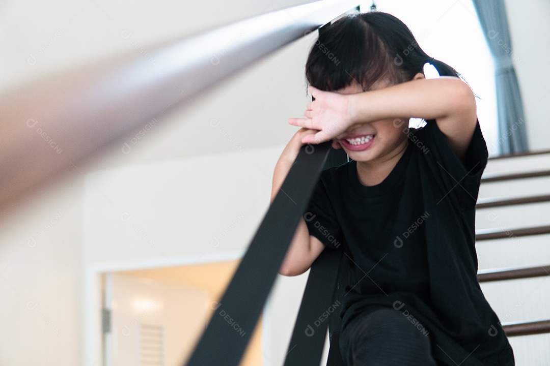 Criança triste deste pai e mãe discutindo, conceito negativo familiar.