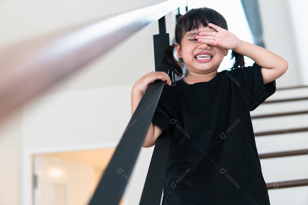 Criança triste deste pai e mãe discutindo, conceito negativo familiar.