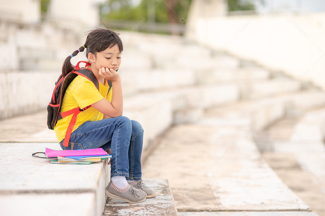 Menina lendo livro pensando rosto