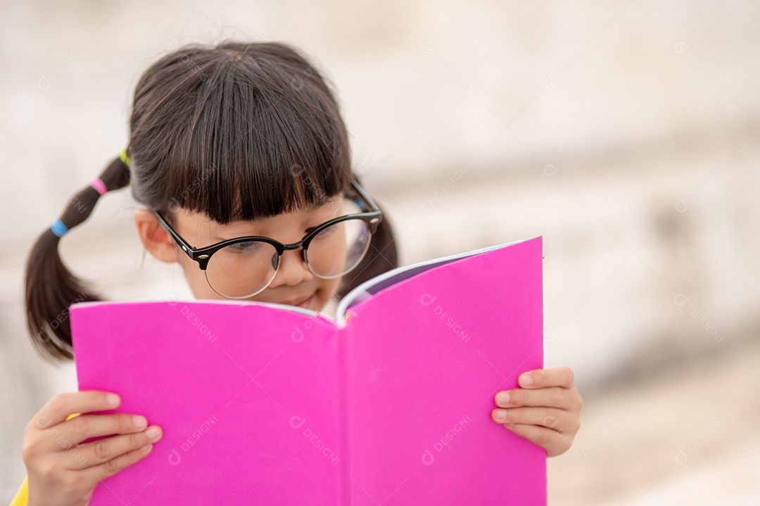Jovem asiática leu um livro, conceito de habilidades de aprendizagem.