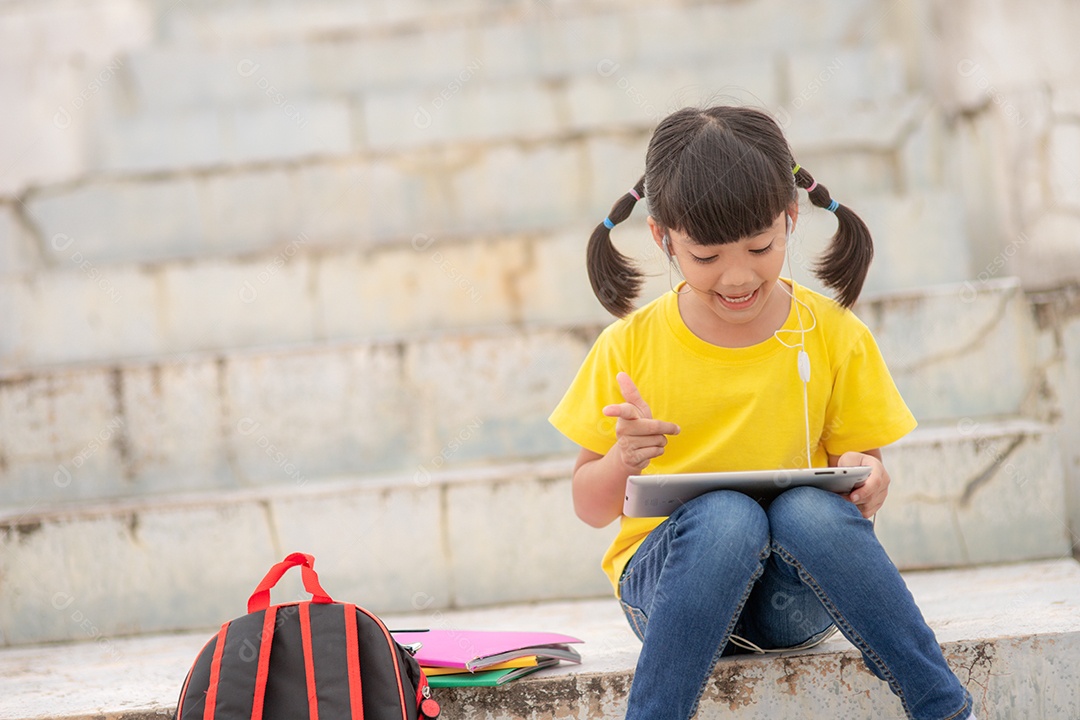 Linda menina jovem inteligente lendo livro criança estudante