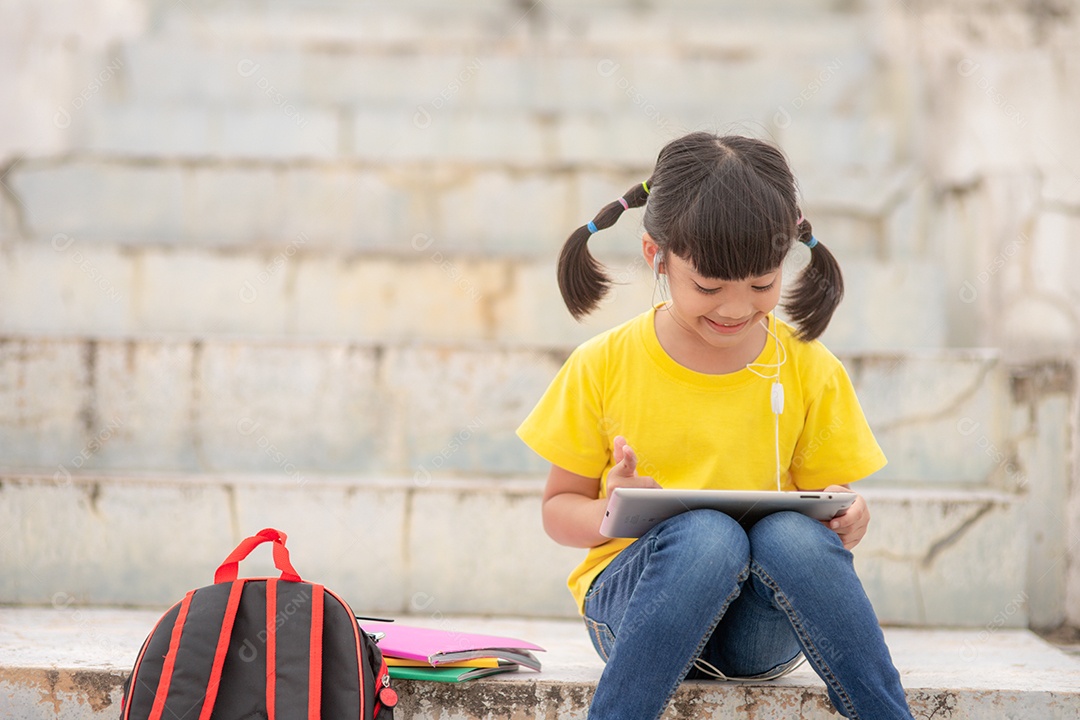 Linda menina jovem inteligente lendo livro criança estudante