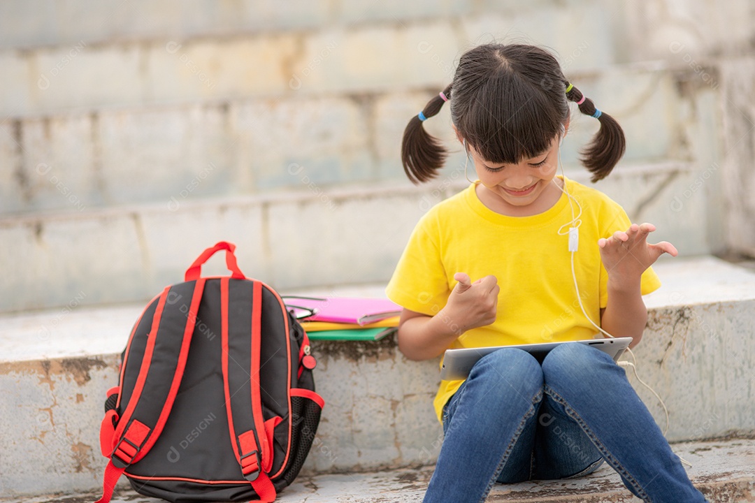 Linda menina jovem inteligente lendo livro criança estudante