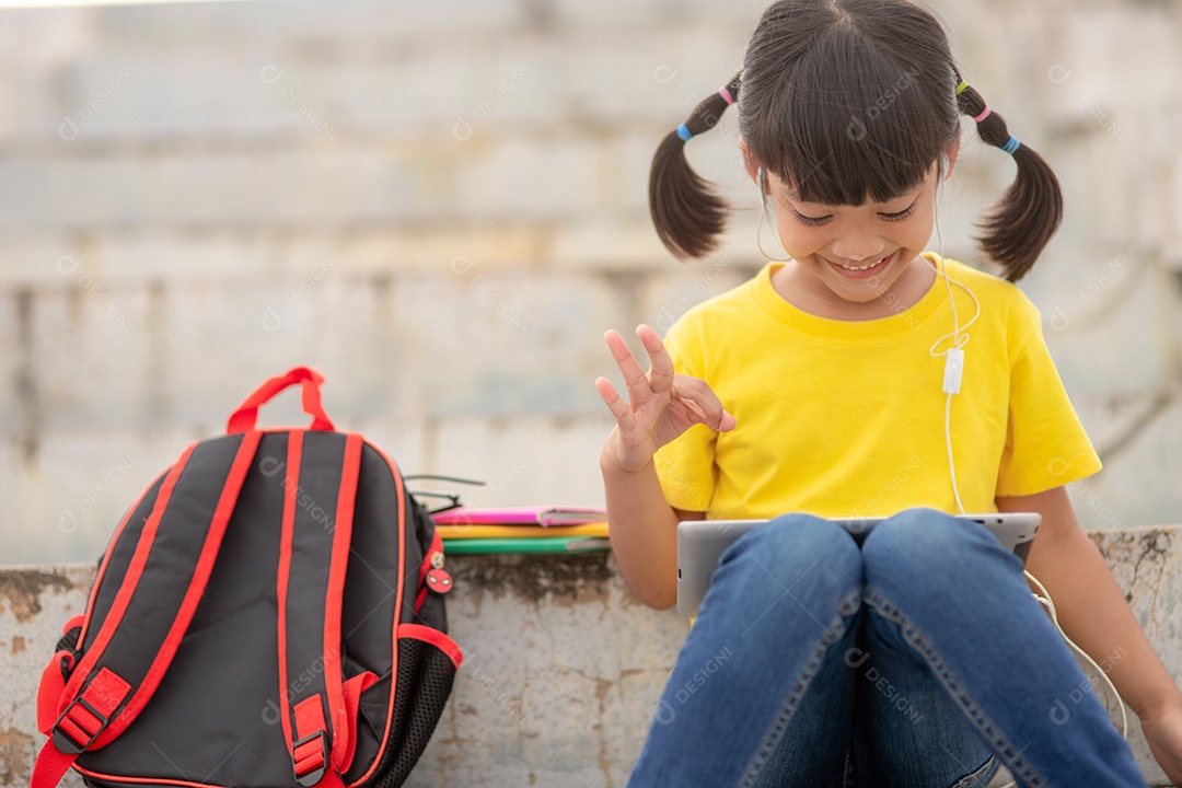 Linda menina jovem inteligente lendo livro criança estudante