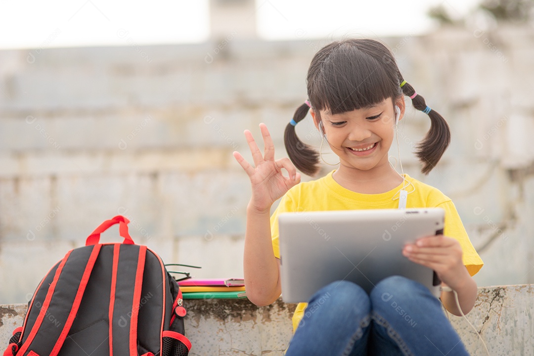 Linda menina jovem inteligente lendo livro criança estudante