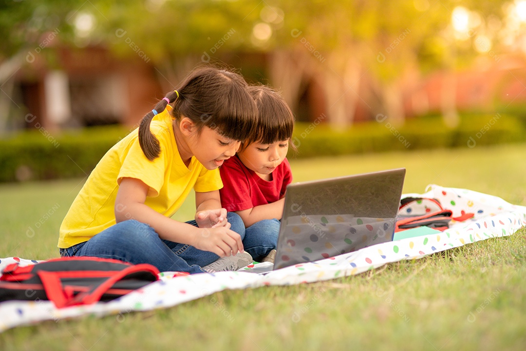 Duas alunas asiáticas estudam online com o professor por videochamada juntas.
