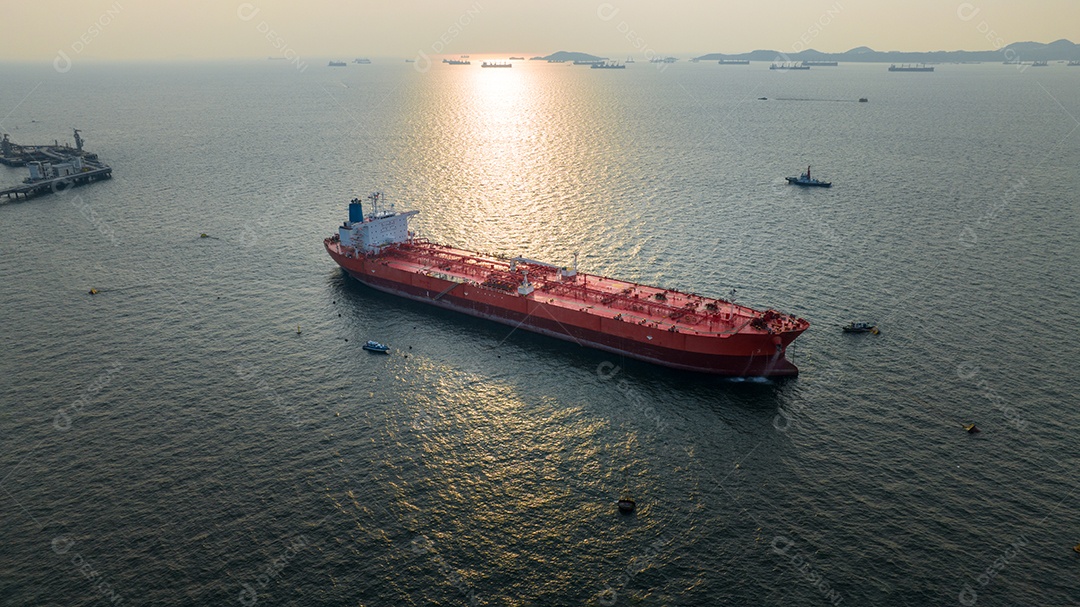 Navio petroleiro de petróleo bruto, navio de contêineres de carga ancoragem offshore em Ocean Bay Petroleum Chemical exportação importação transporte e logística,