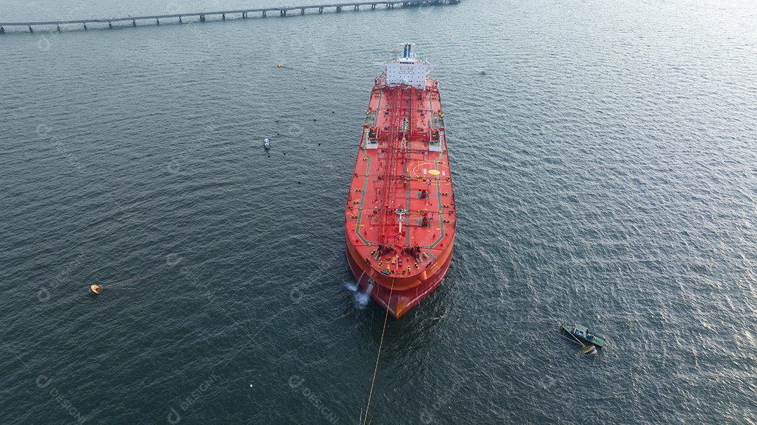 Navio petroleiro de petróleo bruto, navio de contêineres de carga ancoragem offshore em Ocean Bay Petroleum Chemical exportação importação transporte e logística,